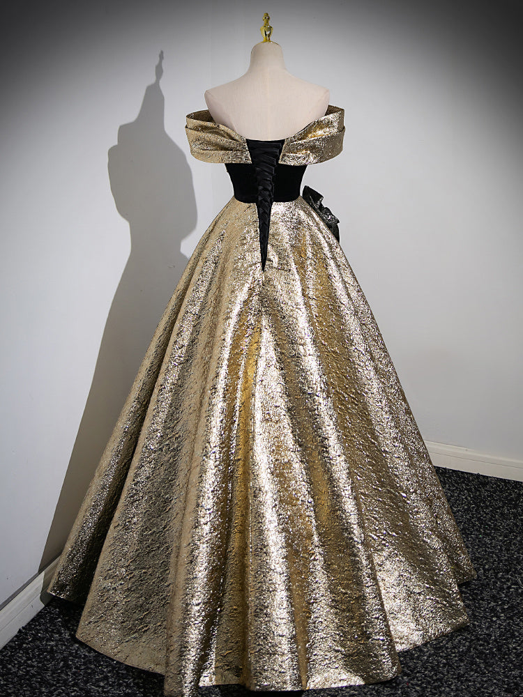 Abito da sera con spalle scoperte color oro per la Host Performance