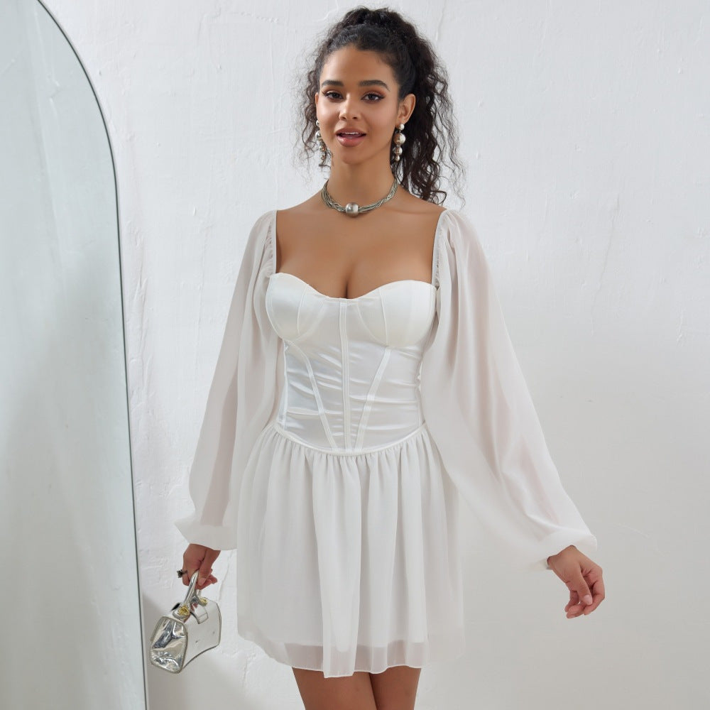 Robe style tube, col carré, coutures en maille, satin, taille haute, jupe trapèze
