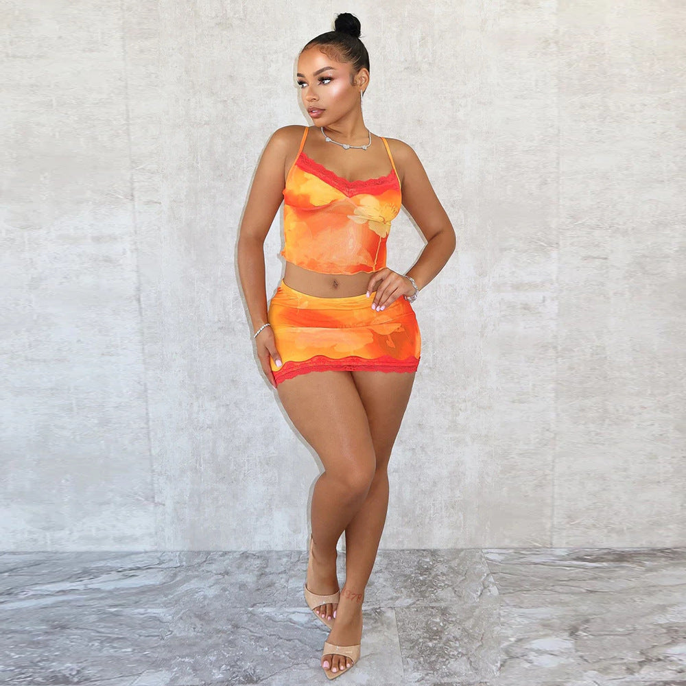 Combinaison en dentelle avec poitrine enveloppée et nombril exposé