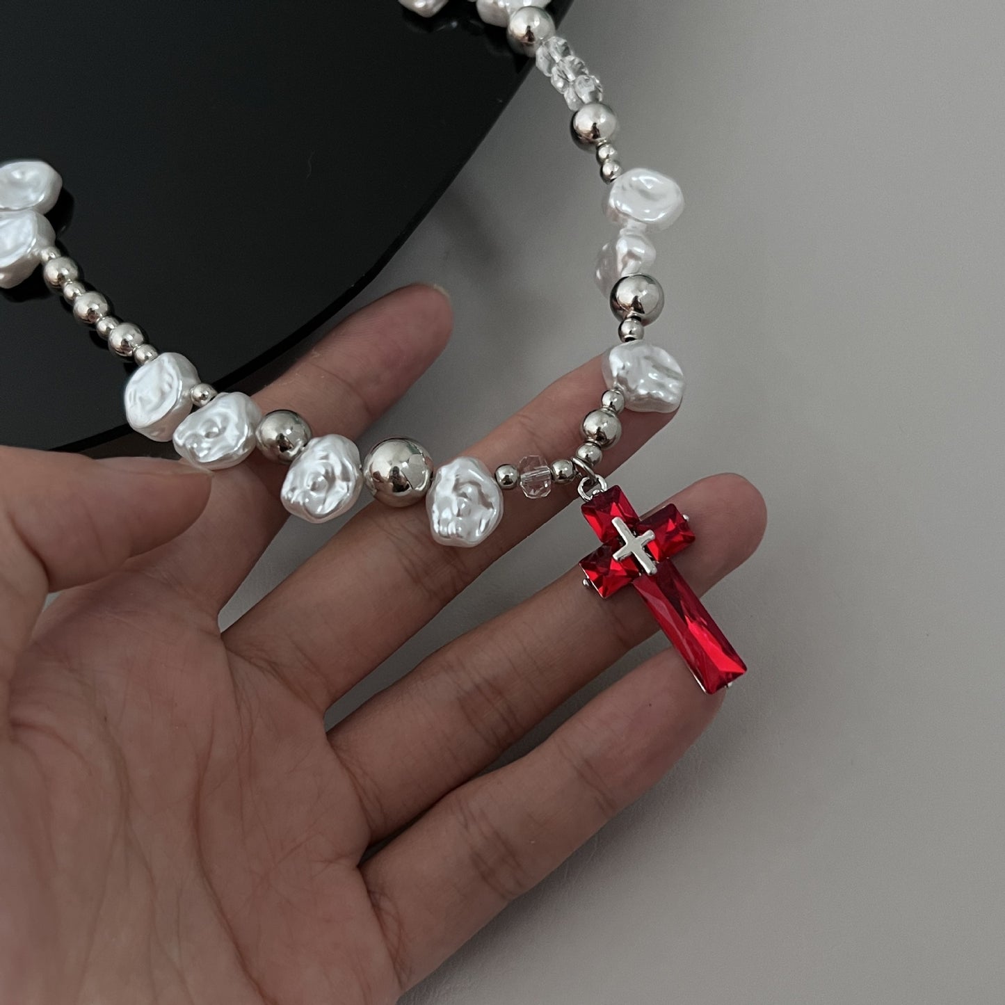 Collier croix en perles et zircon rouge