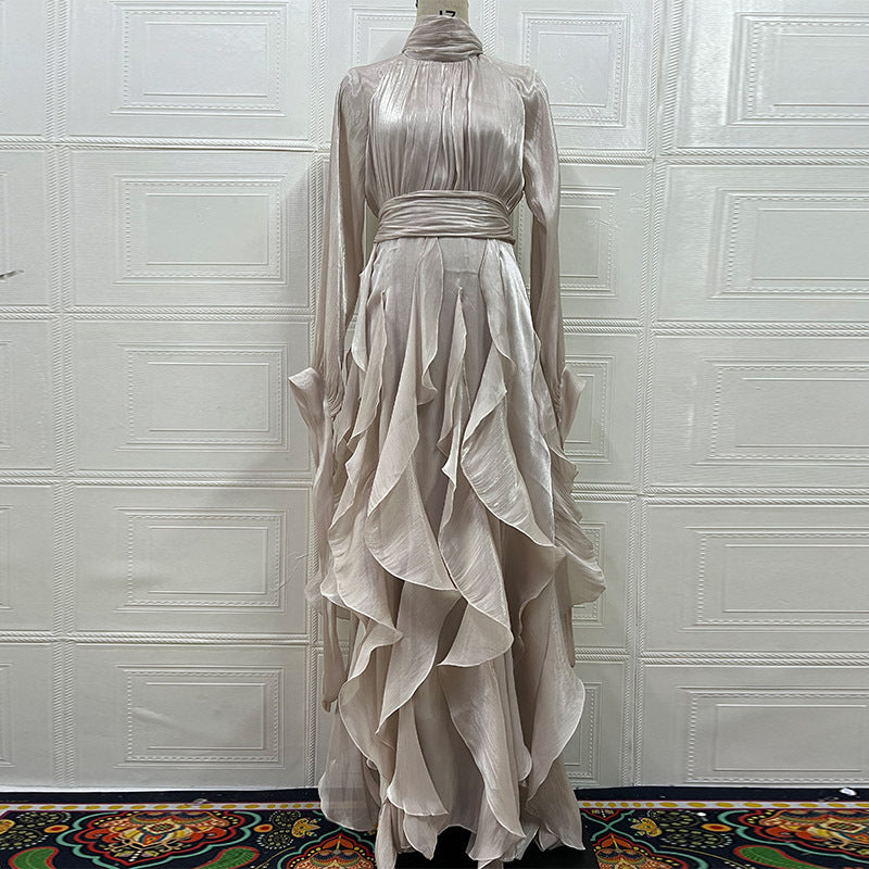 Robe élégante plissée à volants et coupe ajustée