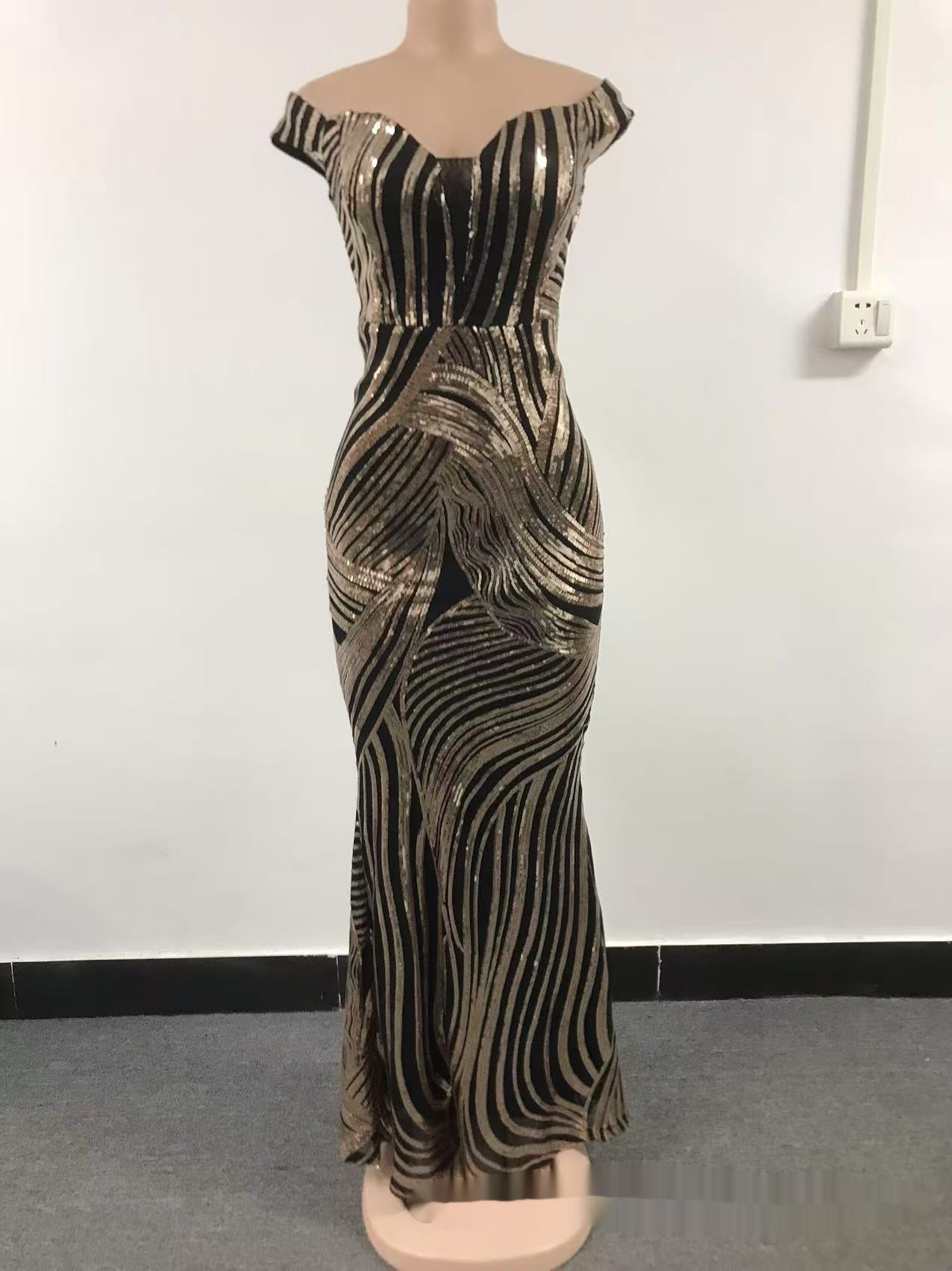 Robe moulante en maille à épaules dénudées