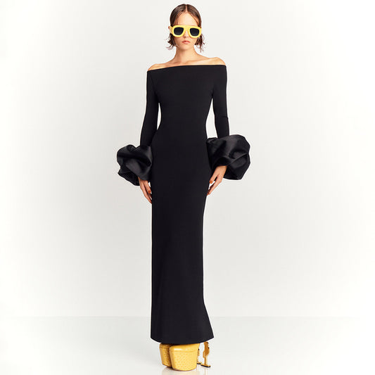 Robe rouge et noire ajustée à manches longues et manches lanternes françaises