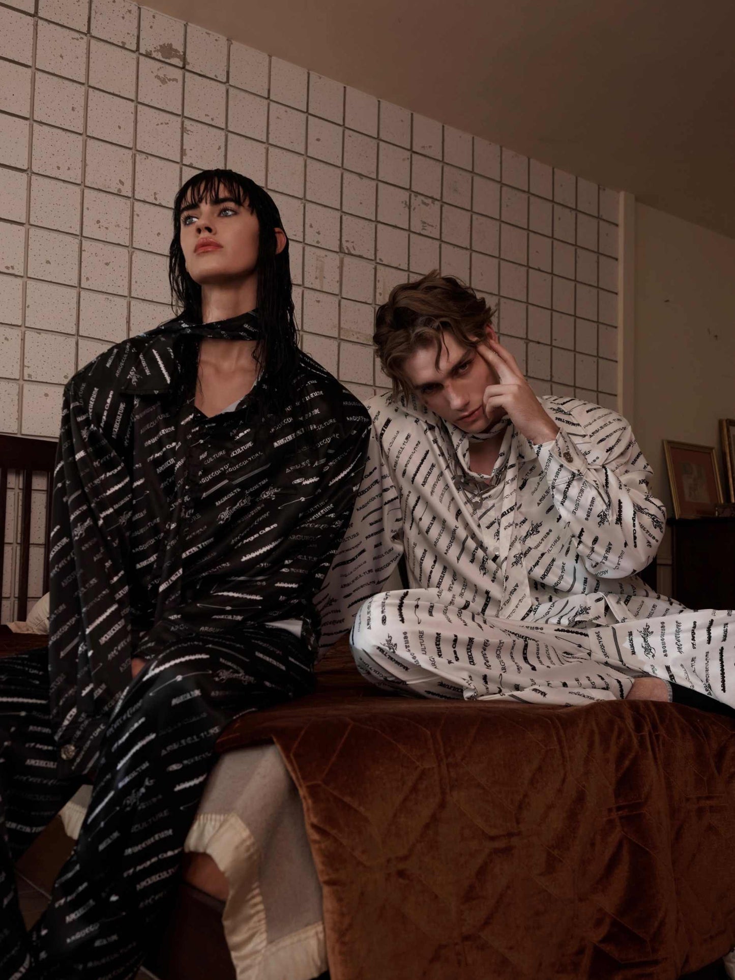 Chemise à manches longues en soie glacée Niche Silk avec épaules rembourrées, vêtements d'intérieur