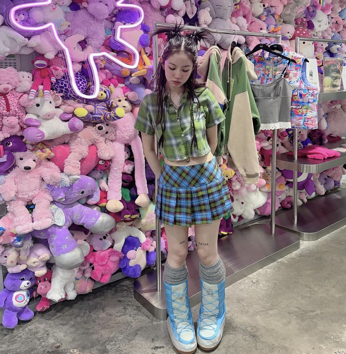 Jupe courte plissée taille haute pour femme, fine et assortie, avec un mot.