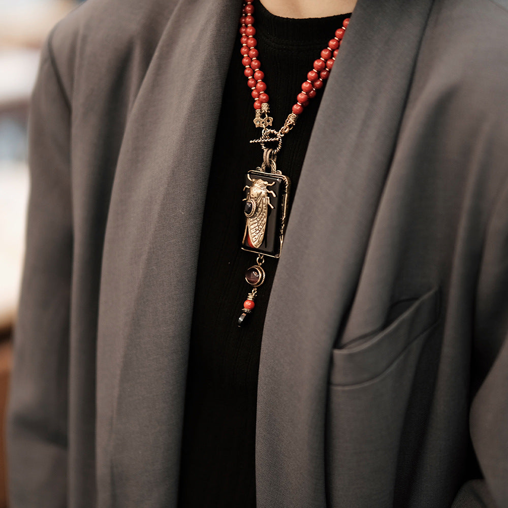 Collier en perles de bambou de la mer Rouge avec chaîne en agate naturelle et cigale dorée