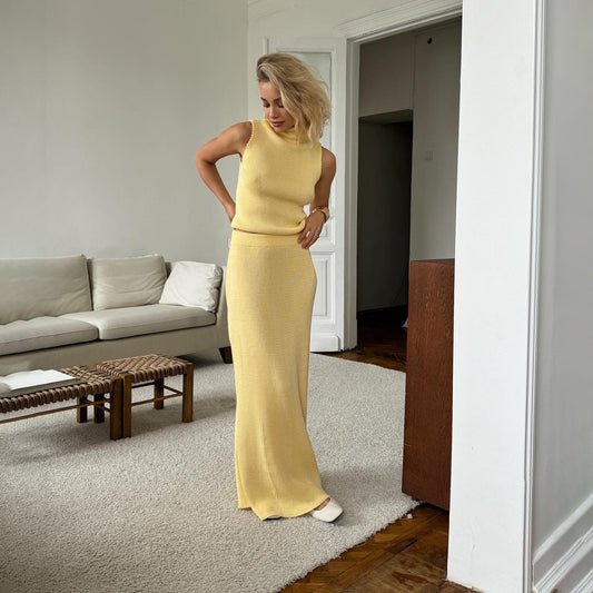 Ensemble jupe taille basse élégante et raffinée : haut sans manches à col roulé en coton et laine, style français.