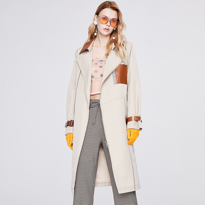 Trench-coat mi-long contrasté au design haut de gamme