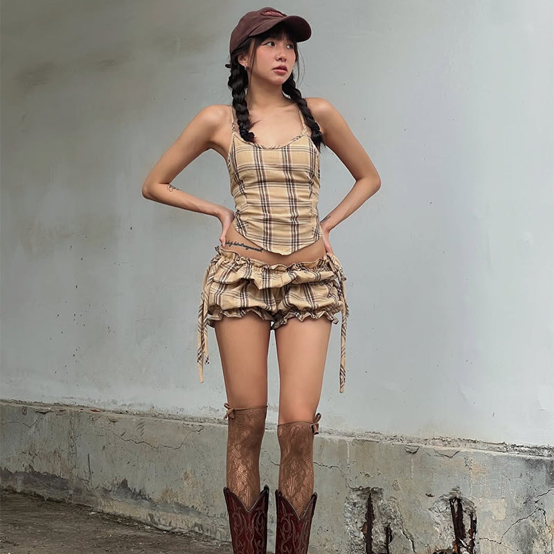 Completo corto in stile retrò con top senza spalline e pantaloncini americani plissettati