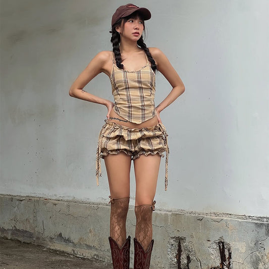 Completo corto in stile retrò con top senza spalline e pantaloncini americani plissettati