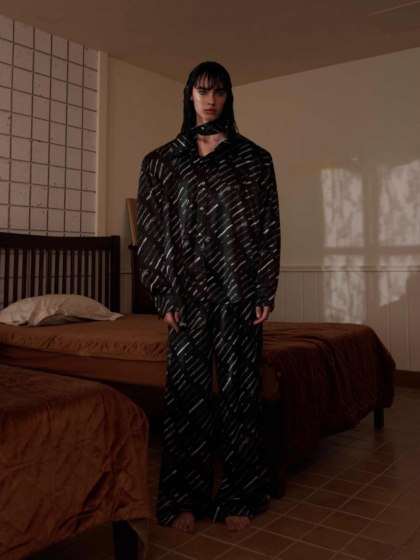 Chemise à manches longues en soie glacée Niche Silk avec épaules rembourrées, vêtements d'intérieur