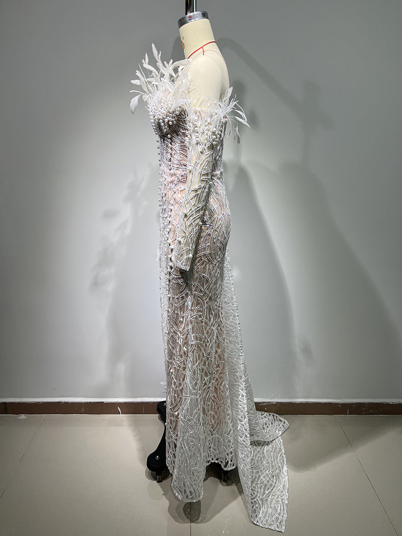Abito con drappeggio fatto a mano con paillettes perline e cuciture a piume