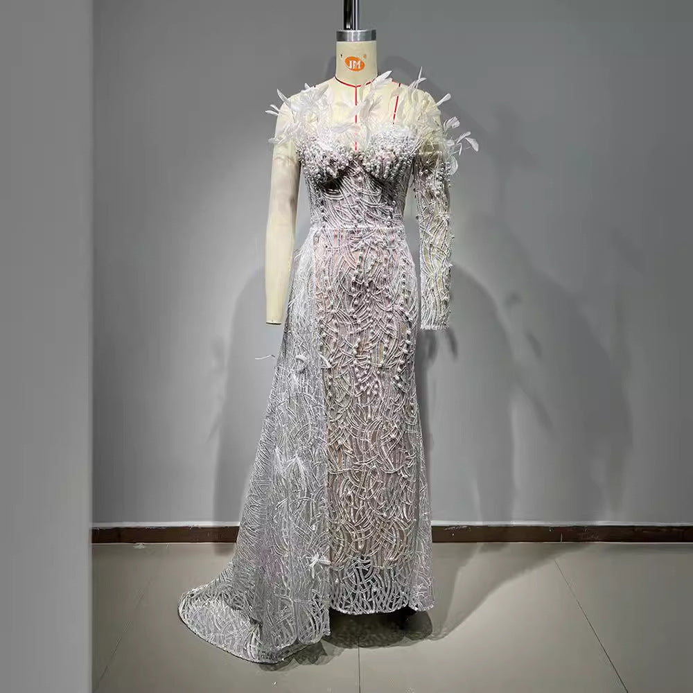 Abito con drappeggio fatto a mano con paillettes perline e cuciture a piume