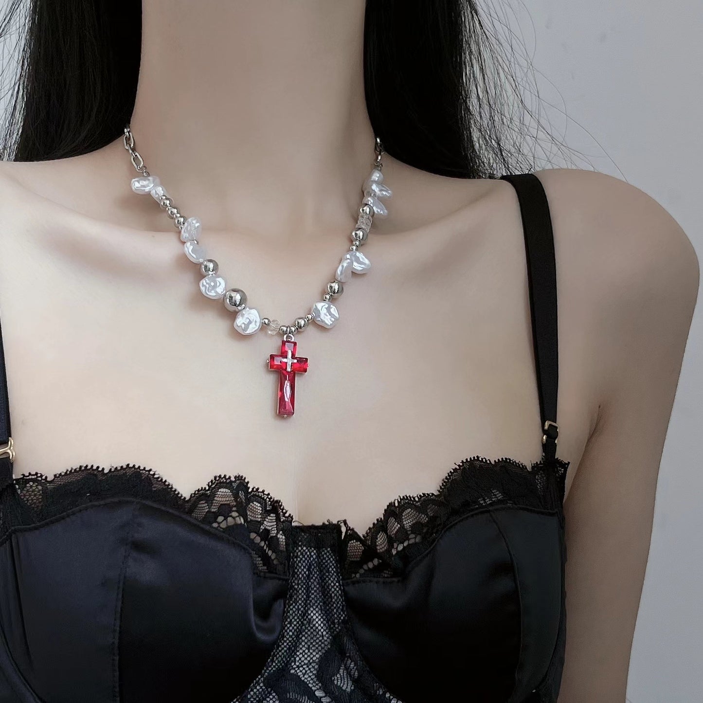 Collier croix en perles et zircon rouge