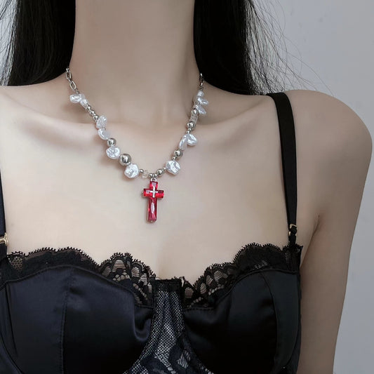 Collier croix en perles et zircon rouge