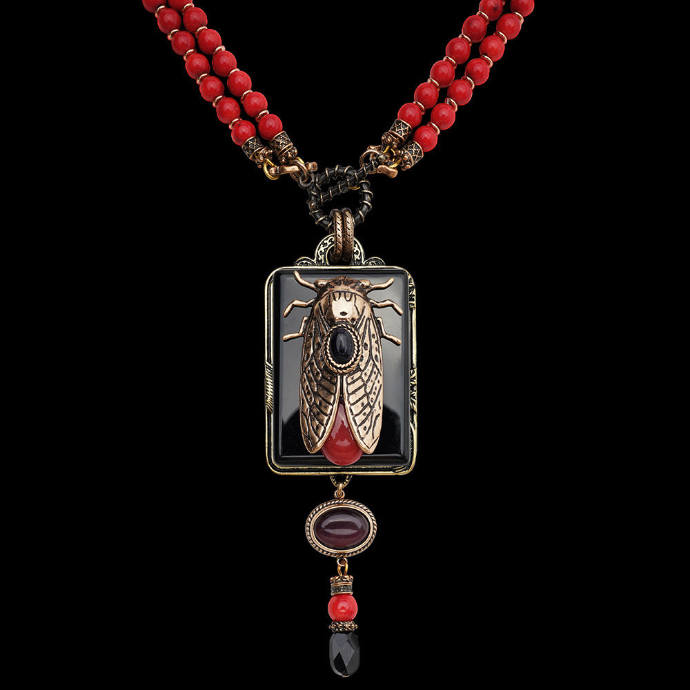 Collier en perles de bambou de la mer Rouge avec chaîne en agate naturelle et cigale dorée