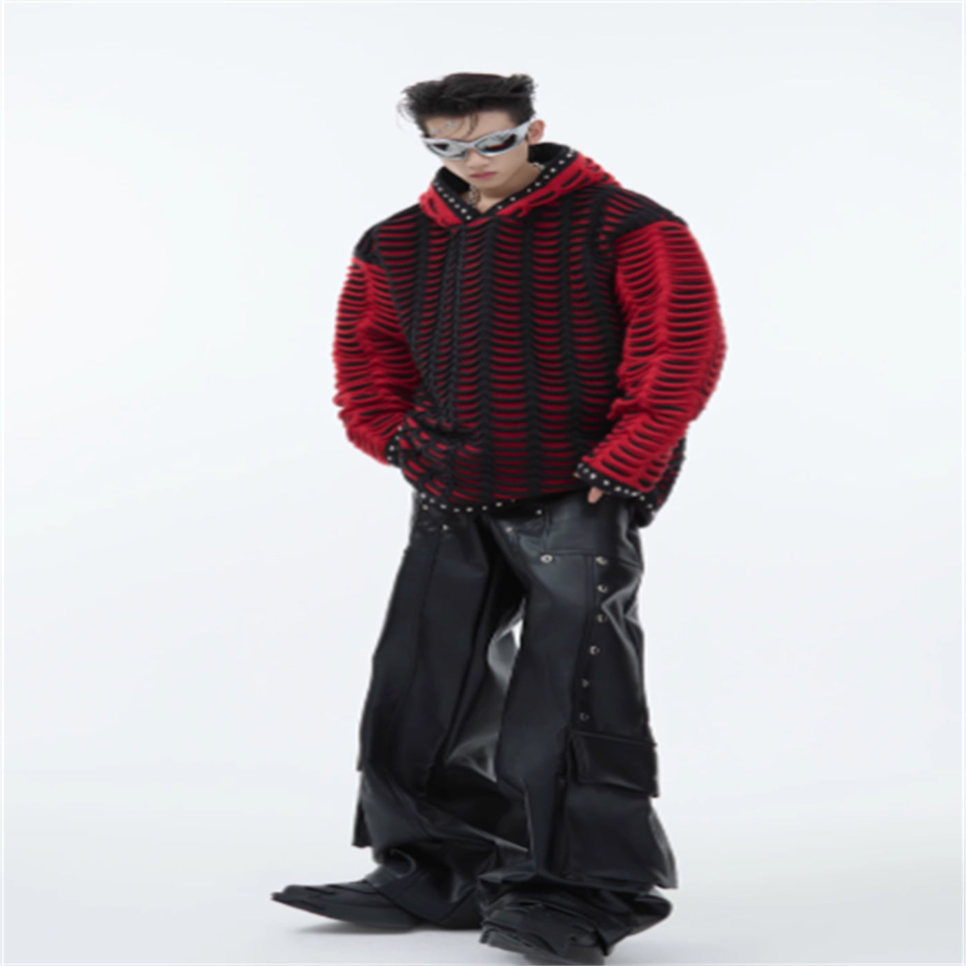 Felpa con cappuccio in maglia a contrasto di colore con rivetti in metallo