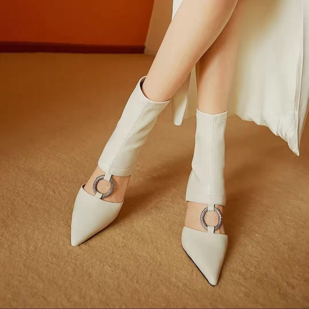 Sandali con tacco alto e cavi di nicchia, stile street bombing estivo